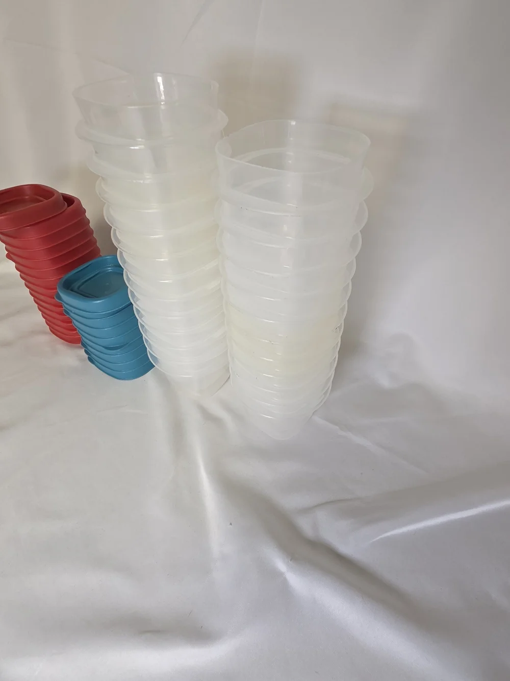 23 Rubbermaid Easy Find/Small Servin Saver 4 Ounce Food‎ Containers -Lids